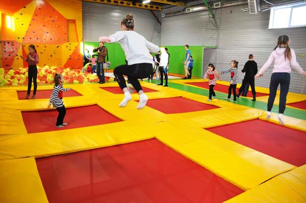 Прыжки в батутном центре в Астрахани. Сервис Ultra Подарки. Купить подарочный сертификат на батутный центр. Подарите прыжки на батуте для детей и взрослых в Астрахани. Сервис UltraPodarki.ru 8 800 505 95 30. Батутный центр Астрахань, батутный центр, прыжки на батуте Астрахань, купить батут Астрахань, батут, батут Астрахань