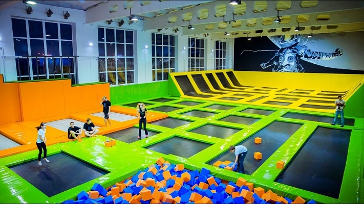 Прыжки в батутном центре в Астрахани. Сервис Ultra Подарки. Купить подарочный сертификат на батутный центр. Подарите прыжки на батуте для детей и взрослых в Астрахани. Сервис UltraPodarki.ru 8 800 505 95 30. Батутный центр Астрахань, батутный центр, прыжки на батуте Астрахань, купить батут Астрахань, батут, батут Астрахань