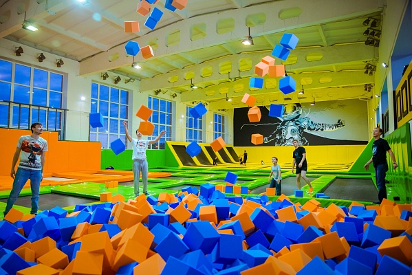 Прыжки в батутном центре в Астрахани. Сервис Ultra Подарки. Купить подарочный сертификат на батутный центр. Подарите прыжки на батуте для детей и взрослых в Астрахани. Сервис UltraPodarki.ru 8 800 505 95 30. Батутный центр Астрахань, батутный центр, прыжки на батуте Астрахань, купить батут Астрахань, батут, батут Астрахань