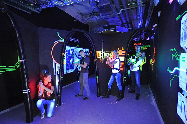 Игра в лазертаг в Астрахани. Сервис Ultra Подарки. Купить лазертаг в городе Астраханьf. Попробуйте лазерный пейнтбол в лазертаг клубе. Цены на лазертаг. Сервис: UltraPodarki.ru 8 800 505 95 30. Лазертаг в Астрахани, купить лазертаг Астрахань, лазертаг, купить лазертаг, лазерный пейнтбол Астрахань, лазертаг для детей Астрахань, лазертаг клуб, лазертаг клуб Астрахань