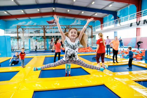 Прыжки в батутном центре в Астрахани. Сервис Ultra Подарки. Купить подарочный сертификат на батутный центр. Подарите прыжки на батуте для детей и взрослых в Астрахани. Сервис UltraPodarki.ru 8 800 505 95 30. Батутный центр Астрахань, батутный центр, прыжки на батуте Астрахань, купить батут Астрахань, батут, батут Астрахань